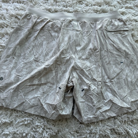 Luluemon license to train short lined 7” - Picture 3 of 6